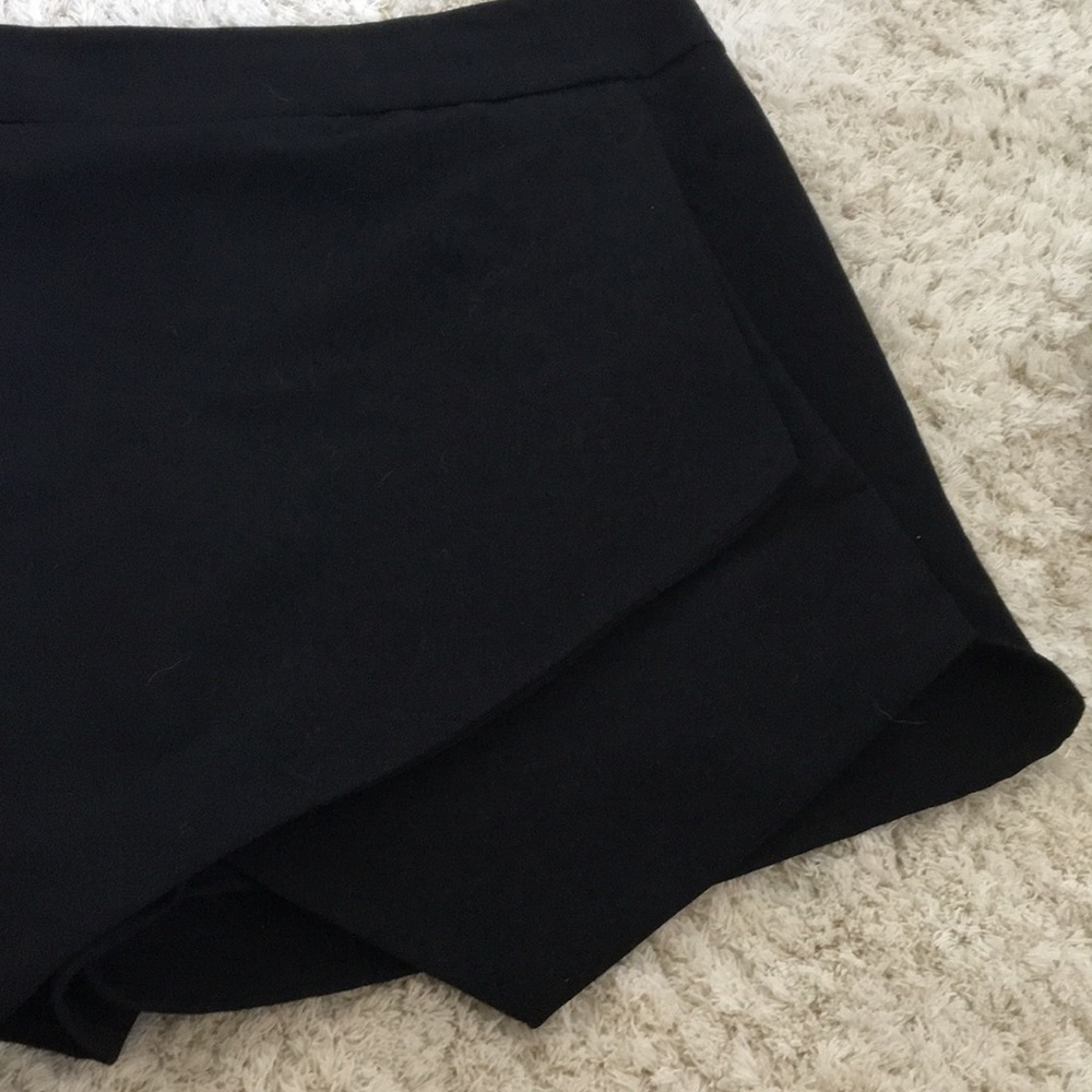 Envelope Shorts - Picture 2 of 3
